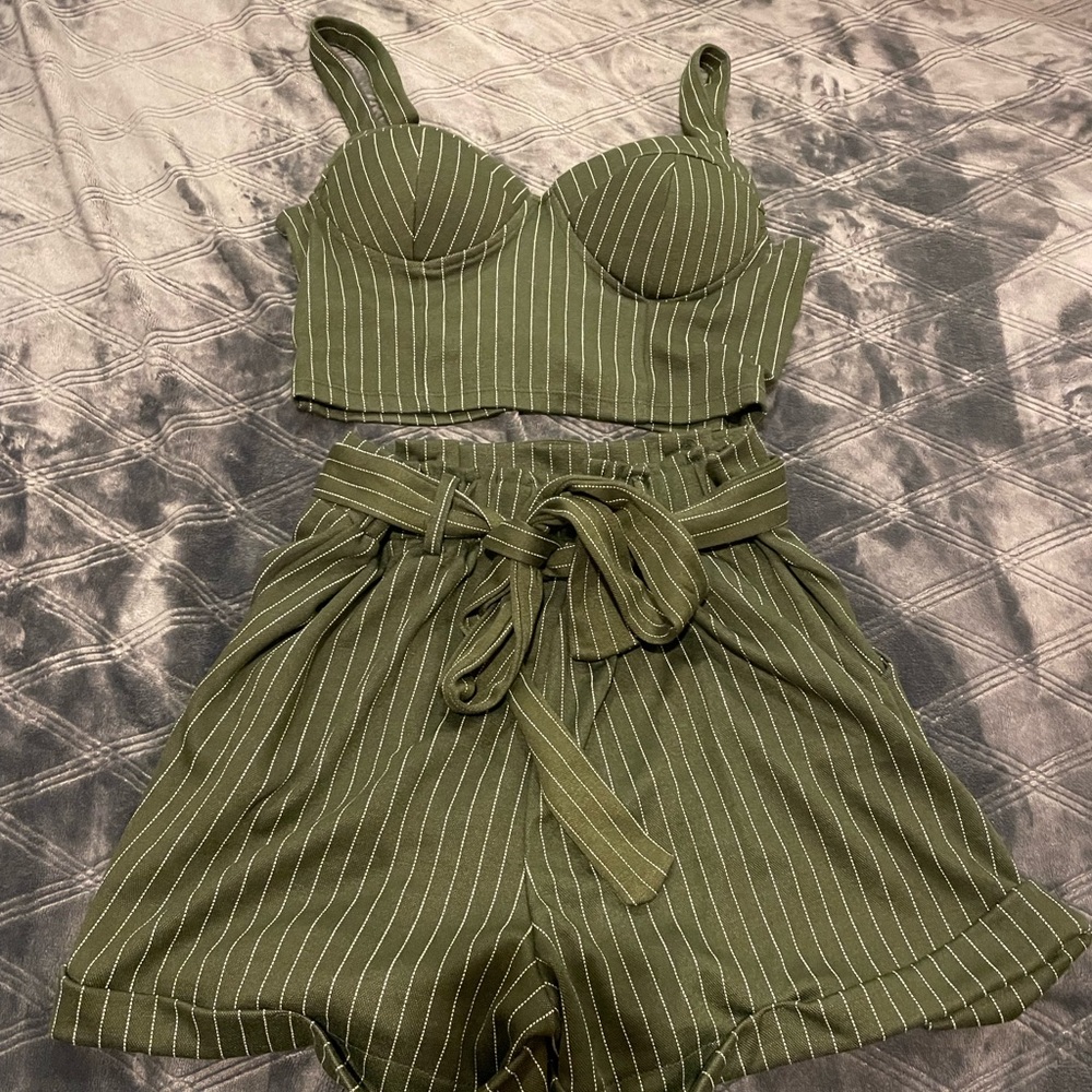 Beautiful 2-piece shorts set, size small!